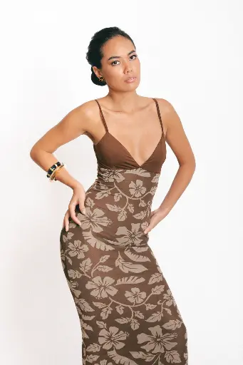aimata-tahiti-summer-wardrobe-2025-long-island-dress-brown-4.webp