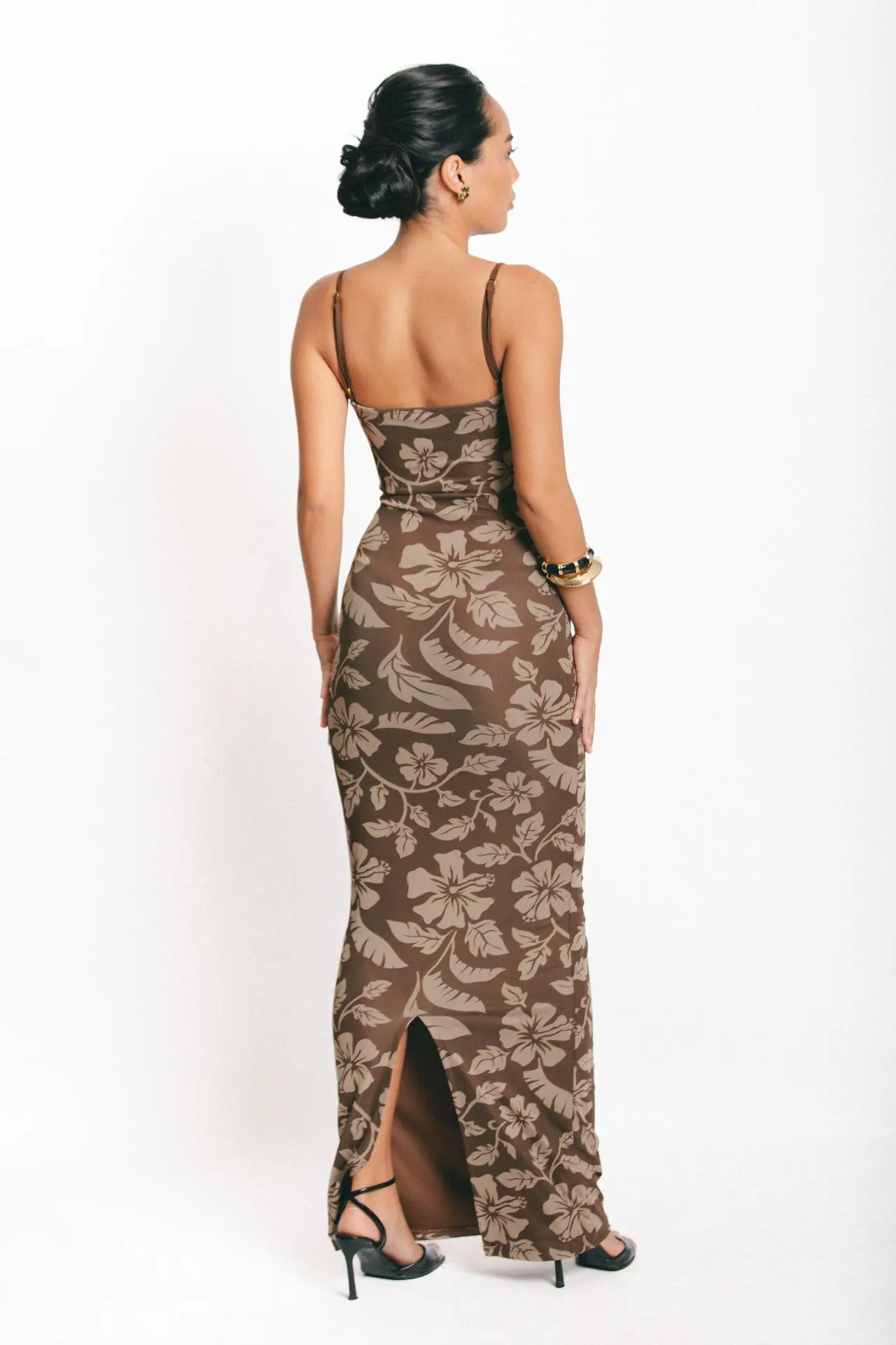 aimata-tahiti-summer-wardrobe-2025-long-island-dress-brown-3.webp