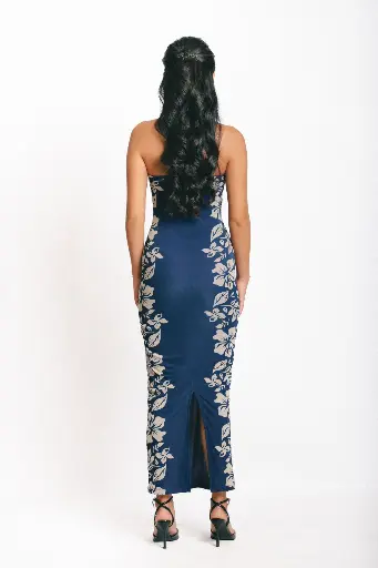 aimata-tahiti-summer-wardrobe-2025-long-lei-dress-navy-blue-1.webp