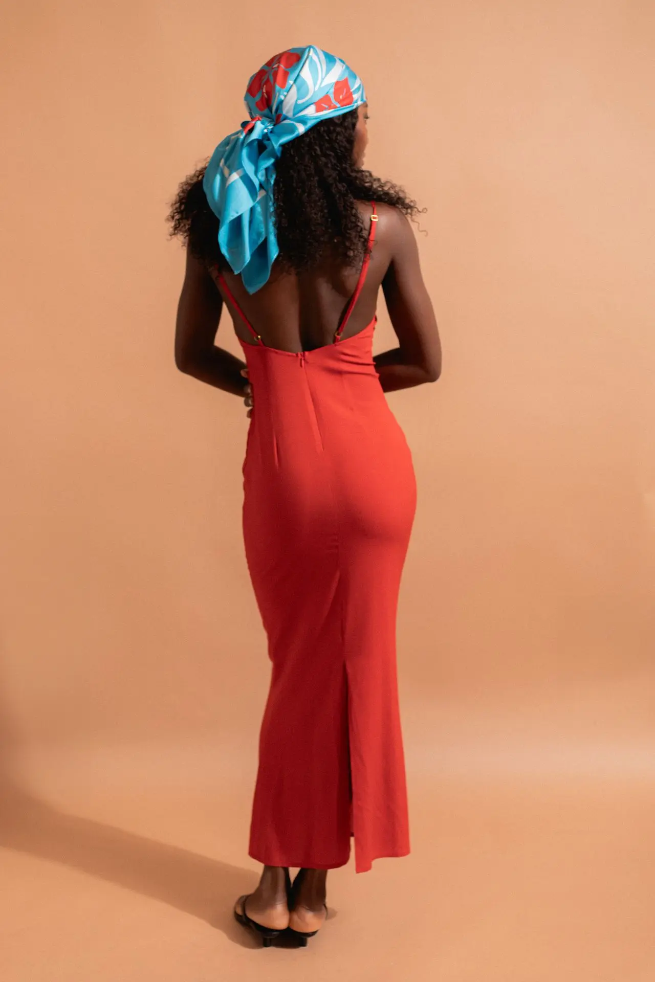 aimata-tahiti-collection-the-tribe-long-raita-dress-red-newsite-4.webp