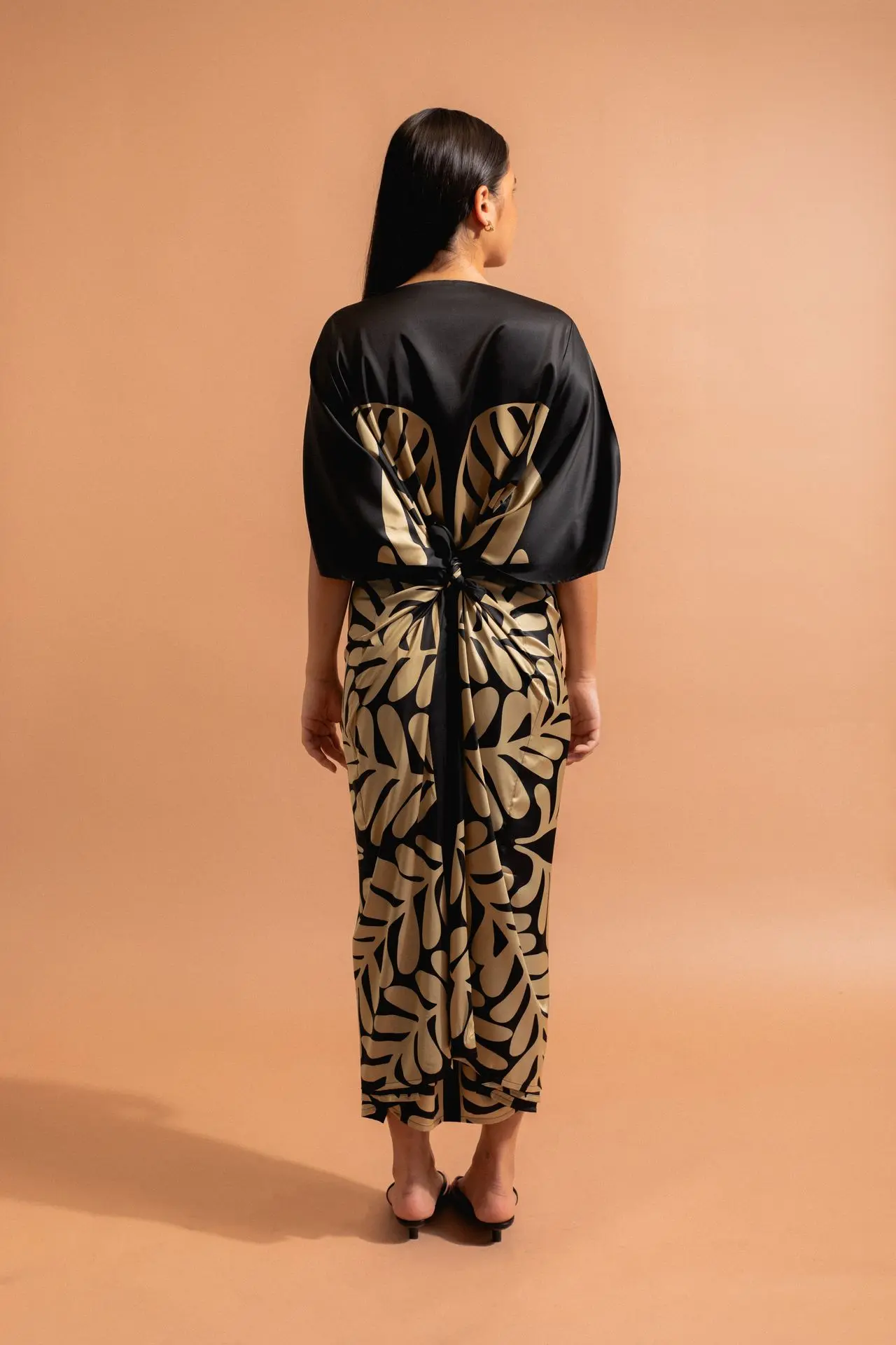 aimata-tahiti-collection-the-tribe-long-terehe-dress-black-newsite-2.webp