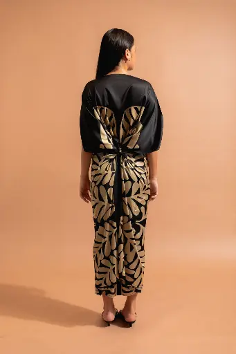 aimata-tahiti-collection-the-tribe-long-terehe-dress-black-newsite-2.webp