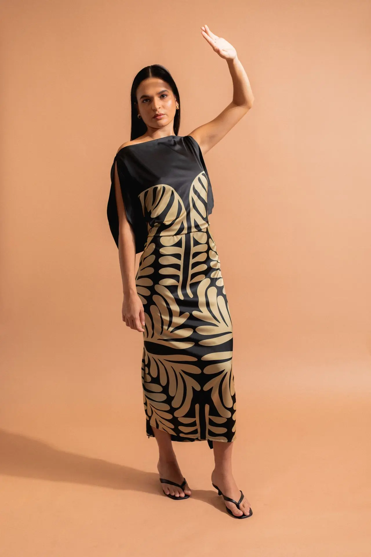 aimata-tahiti-collection-the-tribe-long-terehe-dress-black-newsite-3.webp