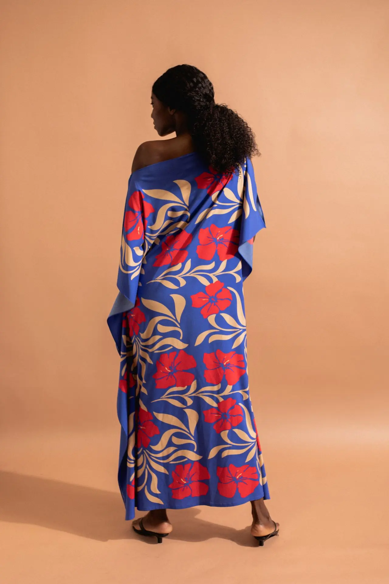aimata-tahiti-collection-the-tribe-long-terehe-dress-blue-newsite-4.webp