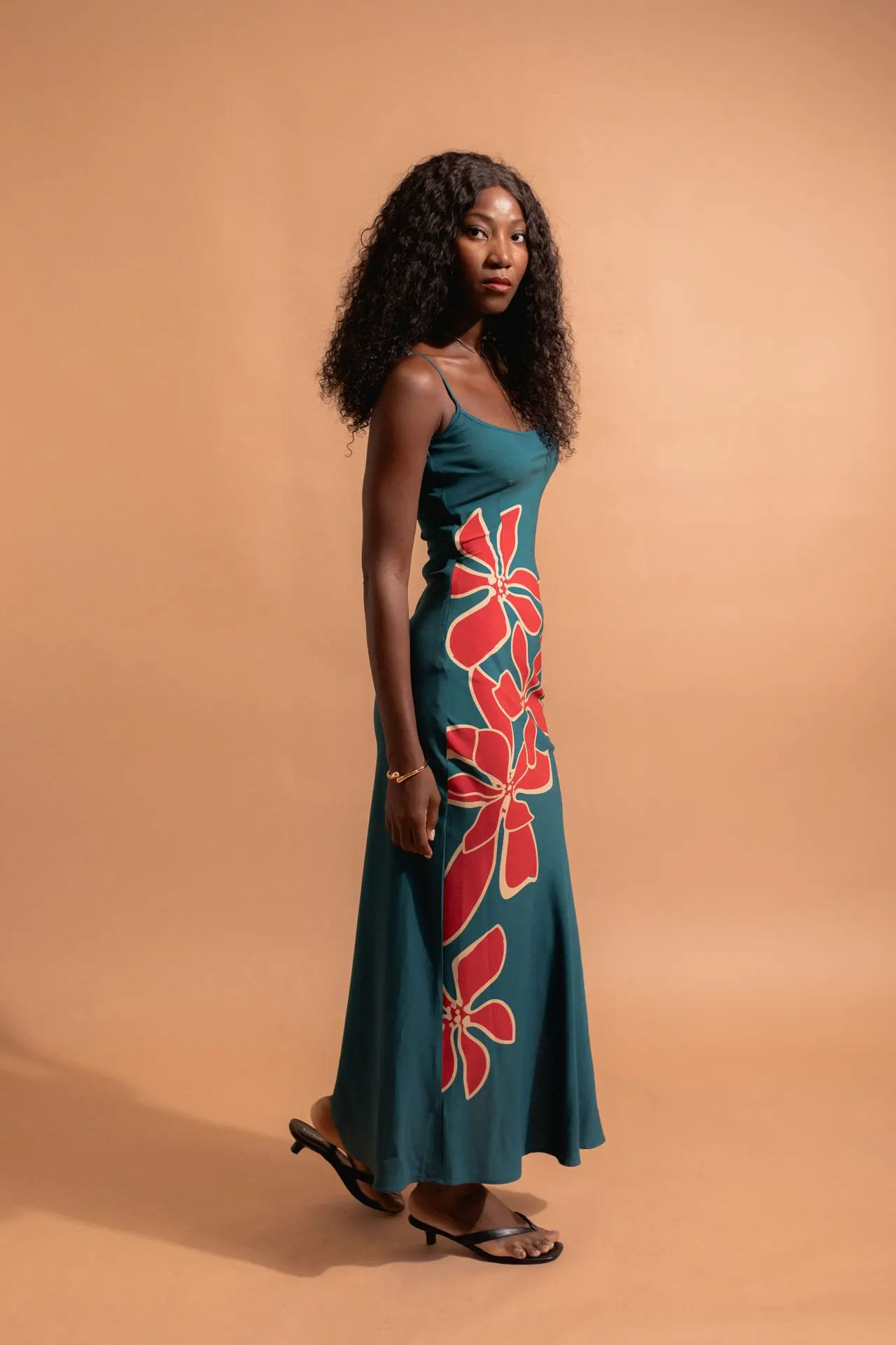 aimata-tahiti-collection-the-tribe-long-teumere-dress-deep-blue-newsite-2.webp