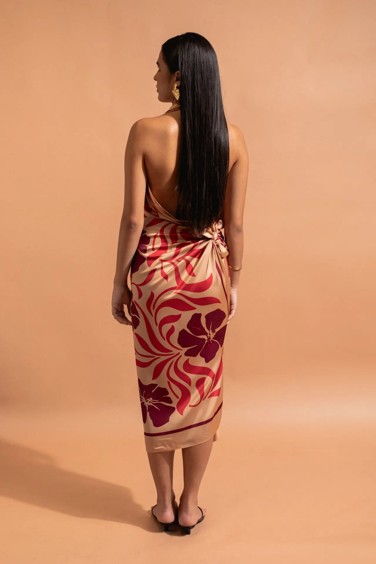aimata-tahiti-collection-the-tribe-long-pareu-flora-sand-newsite-3.webp