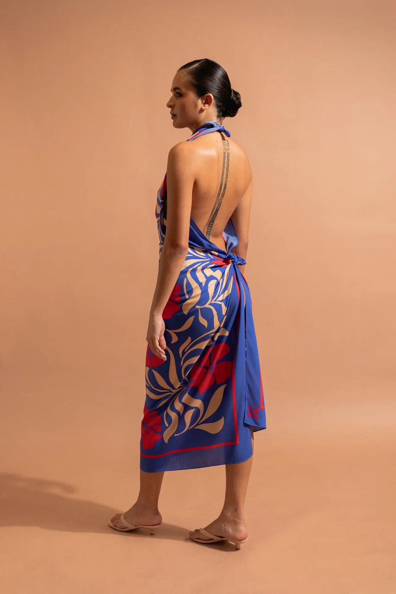 aimata-tahiti-collection-the-tribe-long-pareu-flora-electric-blue-newsite-2.webp