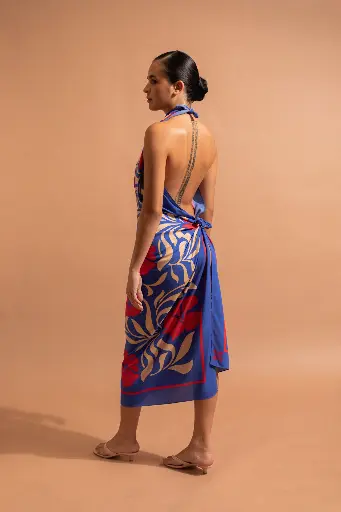 aimata-tahiti-collection-the-tribe-long-pareu-flora-electric-blue-newsite-2.webp