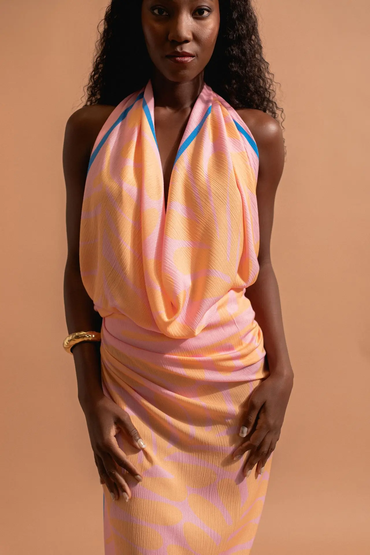 aimata-tahiti-collection-the-tribe-long-pareu-remu-pink-newsite-2.webp