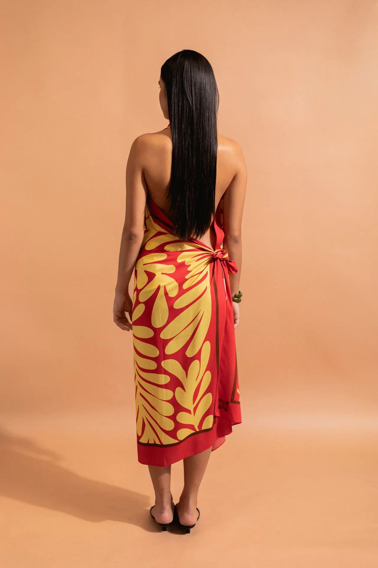 aimata-tahiti-collection-the-tribe-long-pareu-remu-red-newsite-2.webp