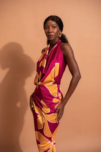 aimata-tahiti-collection-the-tribe-long-pareu-imoa-fushia-newsite-5.webp