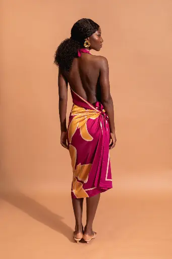 aimata-tahiti-collection-the-tribe-long-pareu-imoa-fushia-newsite-2.webp
