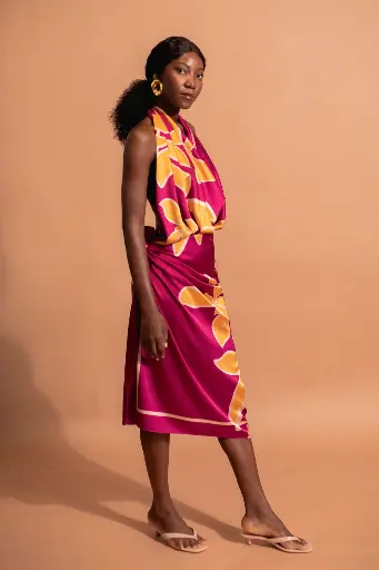 aimata-tahiti-collection-the-tribe-long-pareu-imoa-fushia-newsite-4.webp