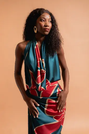 aimata-tahiti-collection-the-tribe-long-pareu-imoa-deep-blue-newsite-3.webp