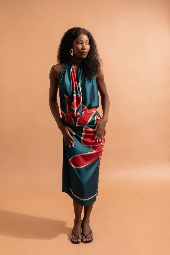 aimata-tahiti-collection-the-tribe-long-pareu-imoa-deep-blue-newsite-4.webp