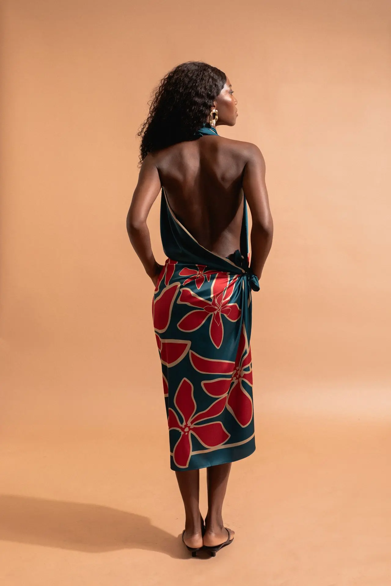 aimata-tahiti-collection-the-tribe-long-pareu-imoa-deep-blue-newsite-5.webp