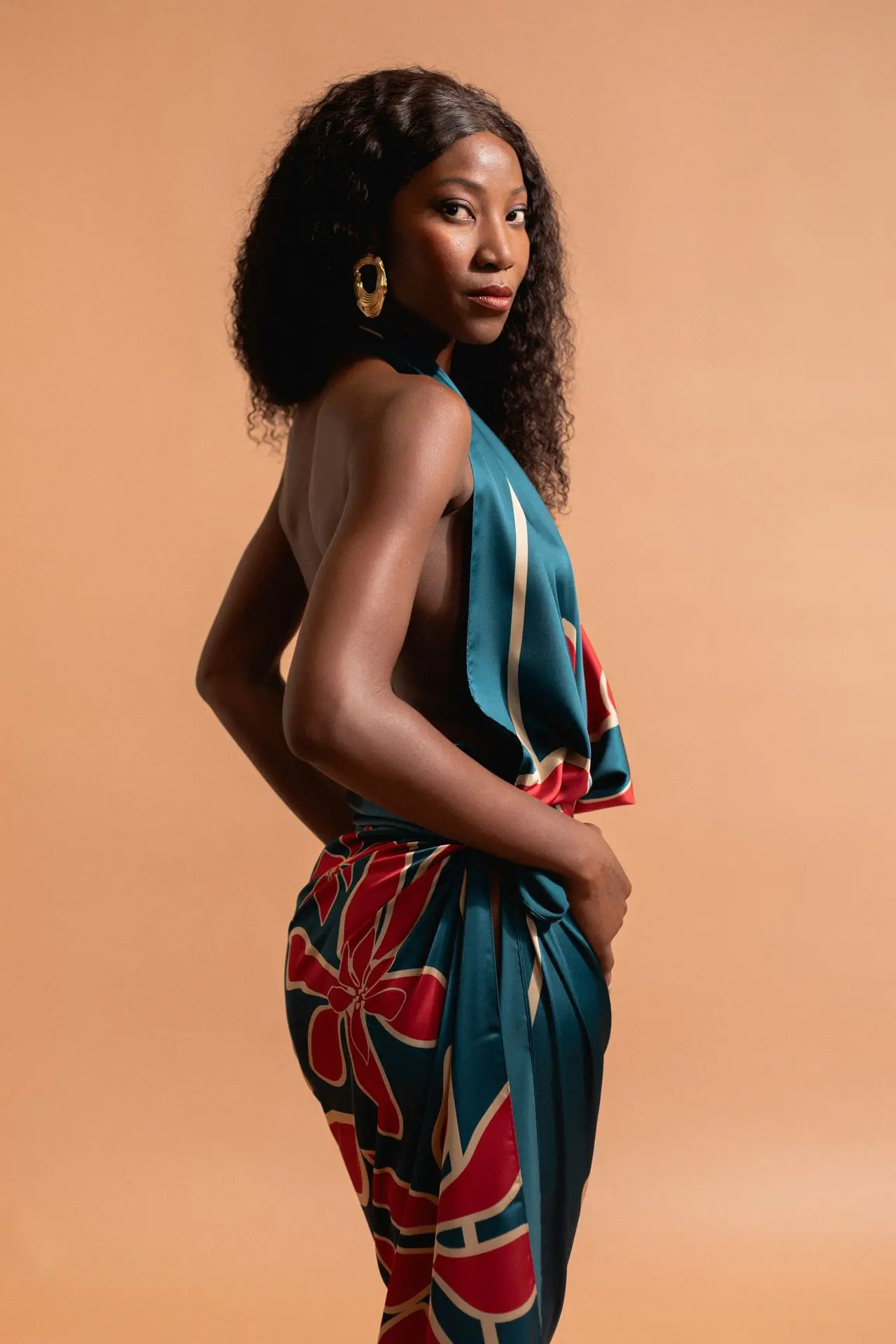 aimata-tahiti-collection-the-tribe-long-pareu-imoa-deep-blue-newsite-6.webp