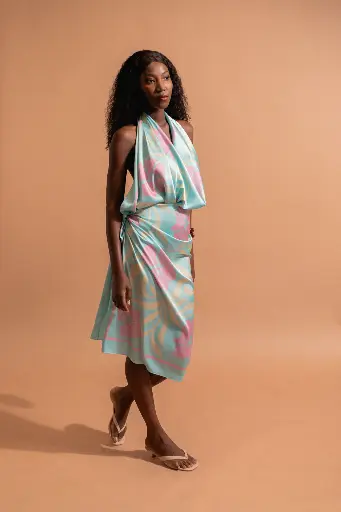 aimata-tahiti-collection-the-tribe-long-pareu-flora-light-bue-newsite-1.webp