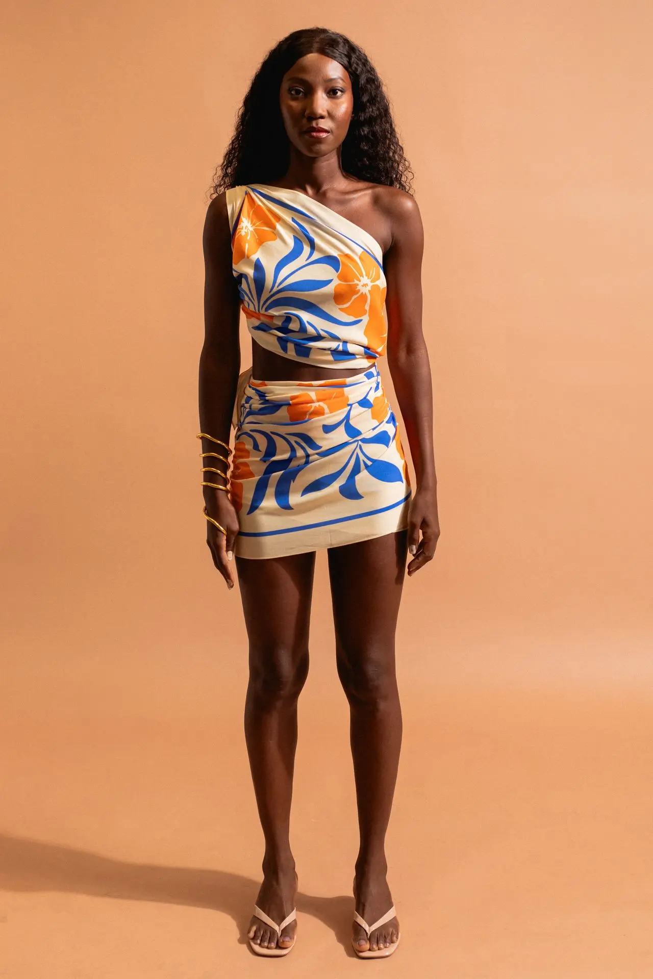 aimata-tahiti-collection-the-tribe-short-pareu-flora-beige-newsite-1.webp
