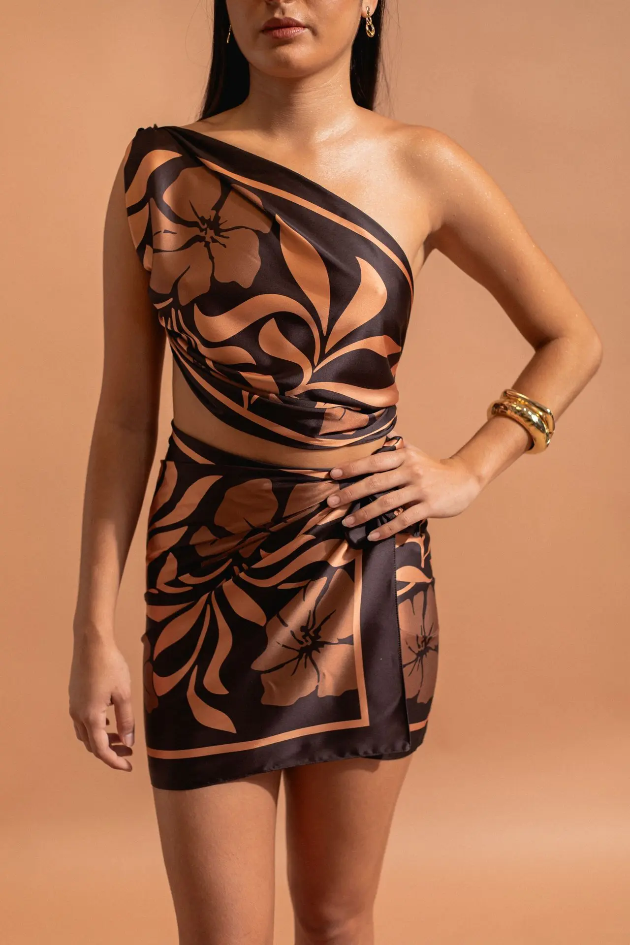 aimata-tahiti-collection-the-tribe-short-pareu-flora-brown-newsite-3.webp