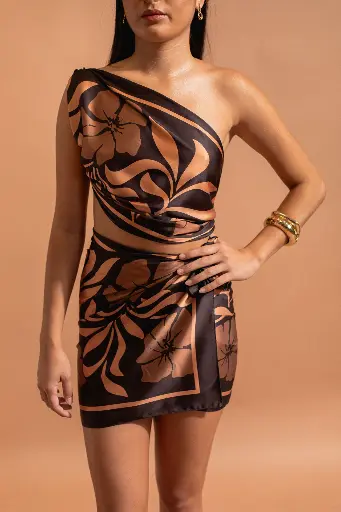 aimata-tahiti-collection-the-tribe-short-pareu-flora-brown-newsite-3.webp