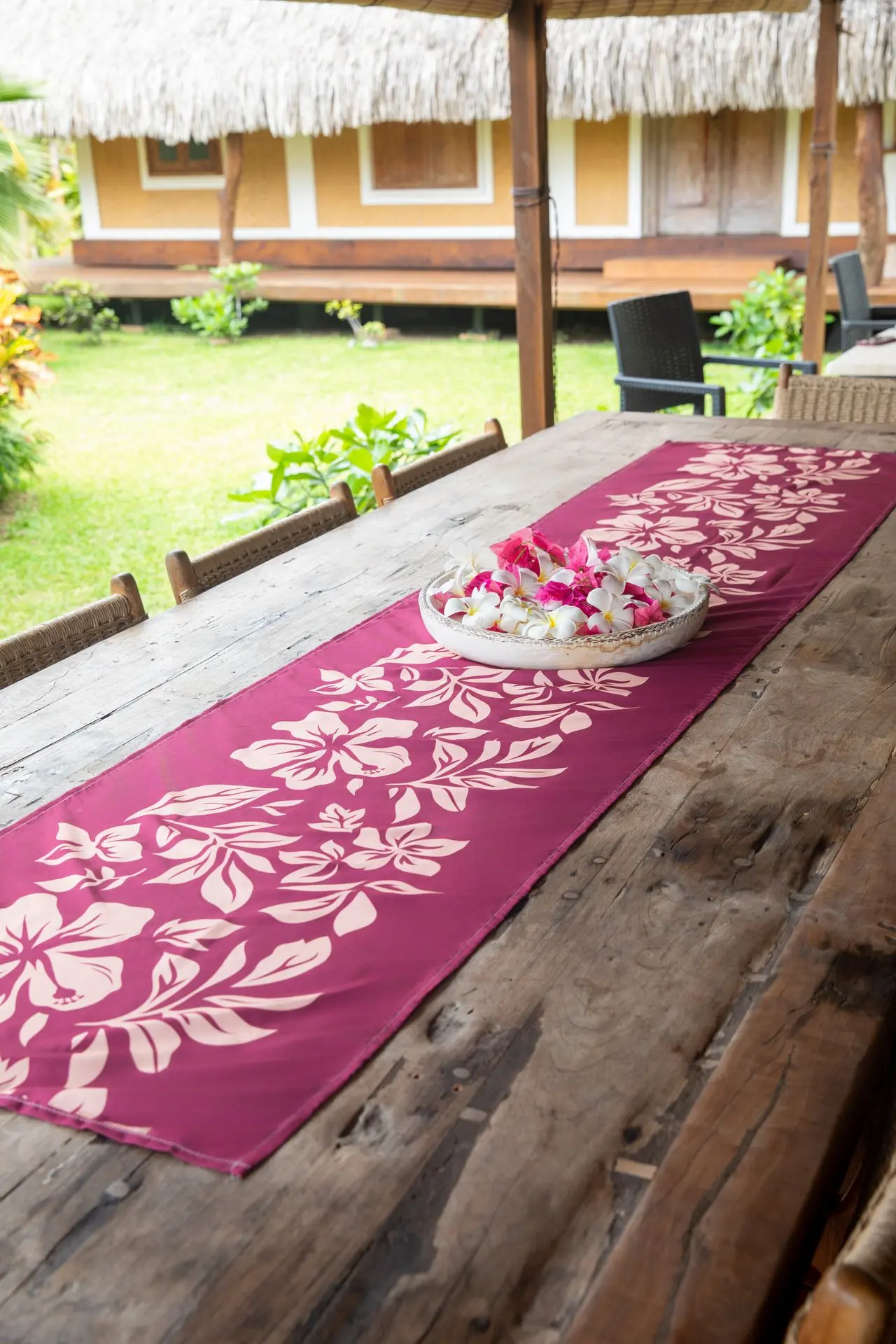 aimata-tahiti-collection-2026-runners-lei-red-table.webp
