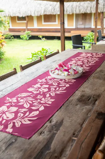 aimata-tahiti-collection-2026-runners-lei-red-table.webp
