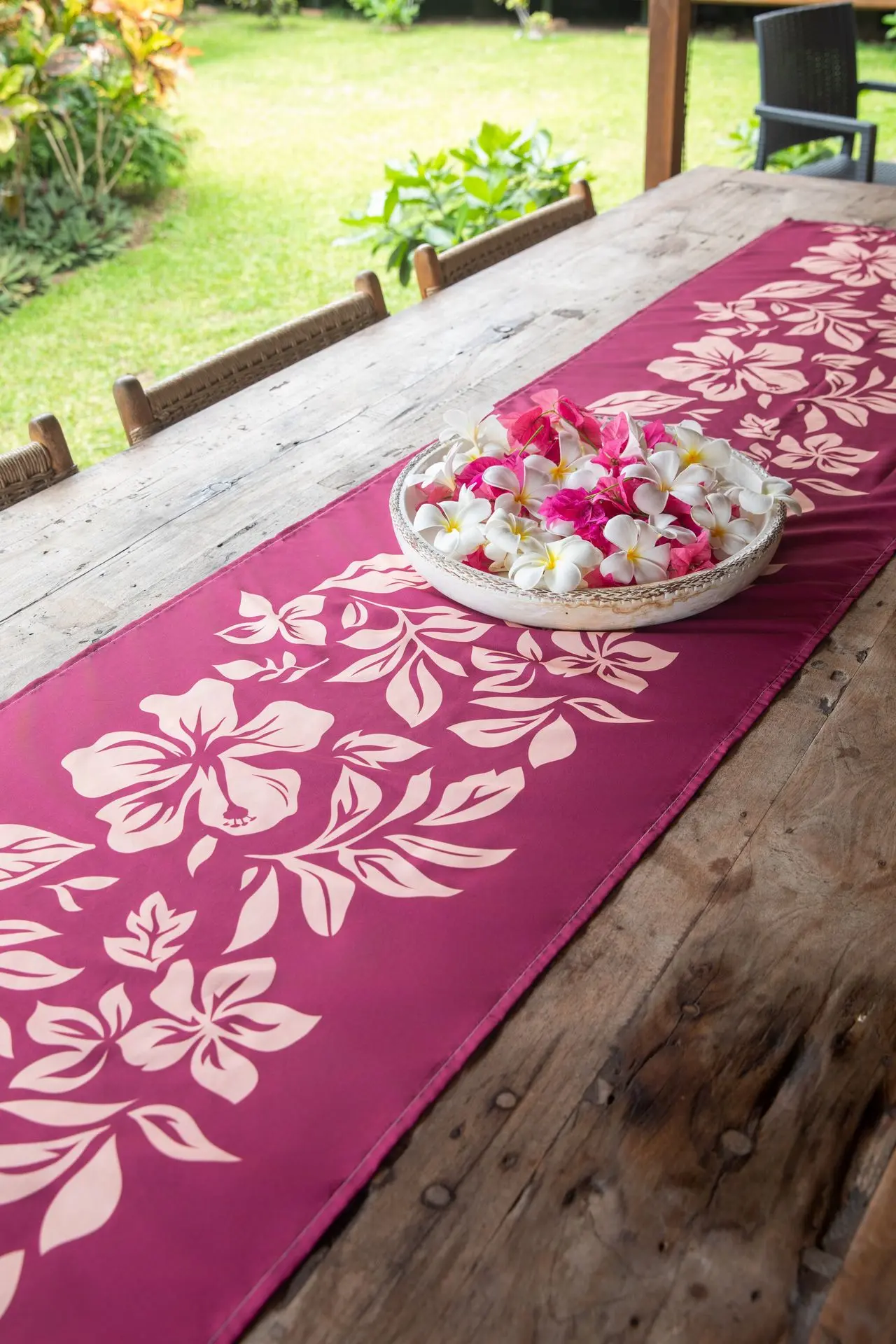 aimata-tahiti-collection-2026-runners-lei-red-table-2.webp