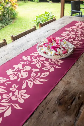 aimata-tahiti-collection-2026-runners-lei-red-table-2.webp