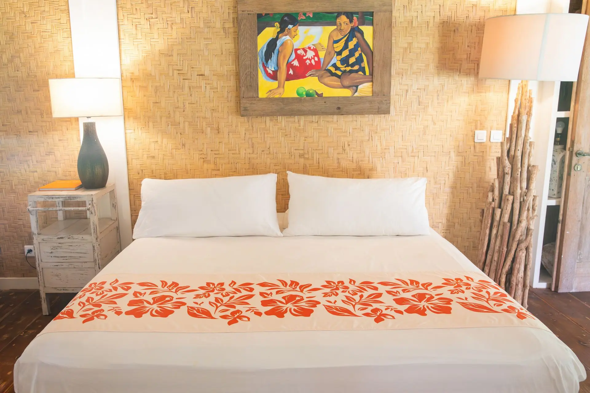 aimata-tahiti-collection-2026-runners-lei-orange-bed.webp