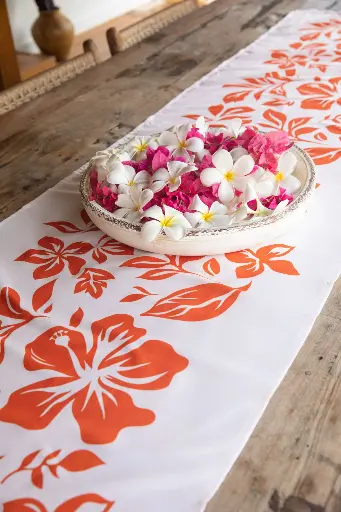 aimata-tahiti-collection-2026-runners-lei-orange-table.webp