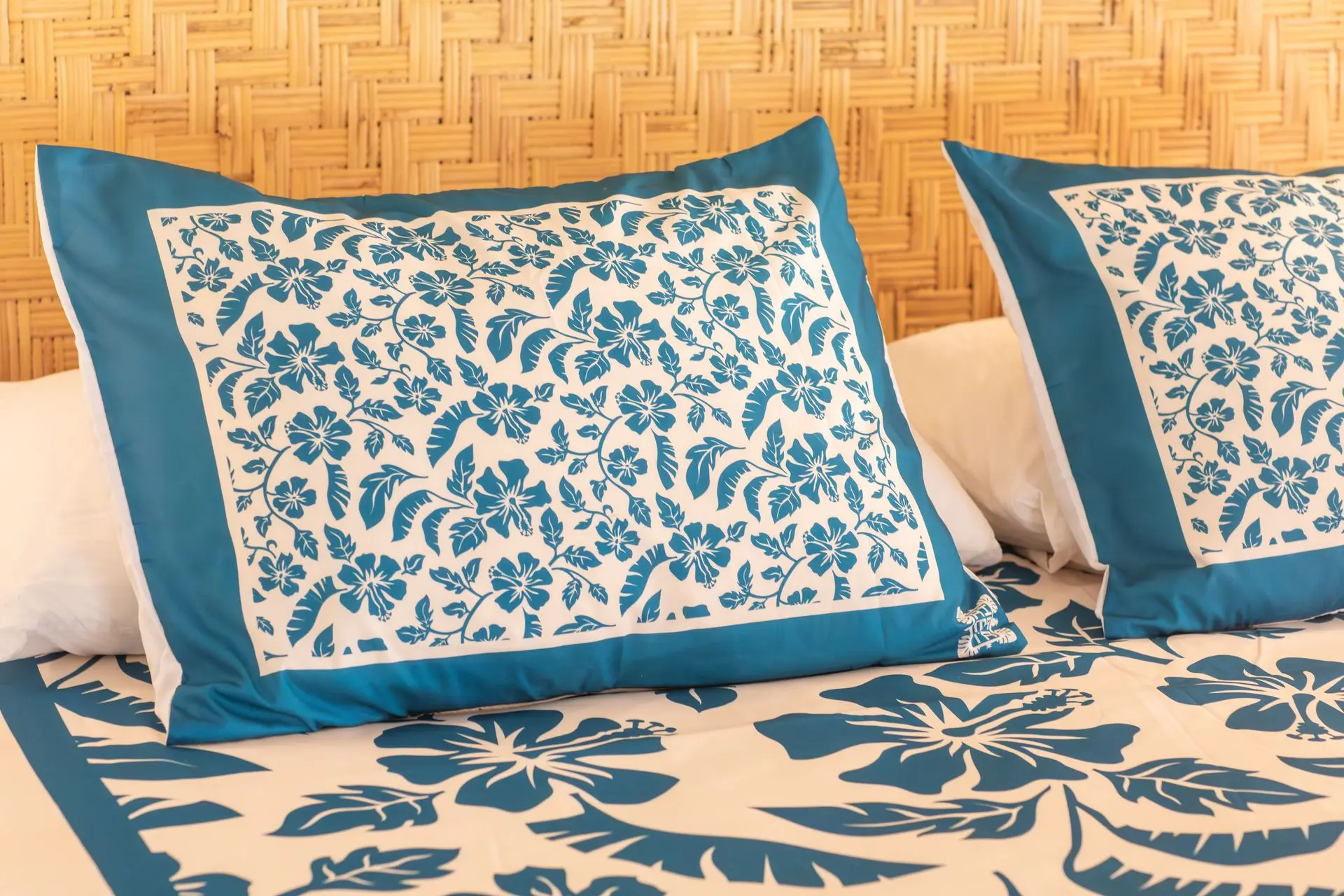 aimata-tahiti-collection-2026-bedsets-island-blue-pillow.webp
