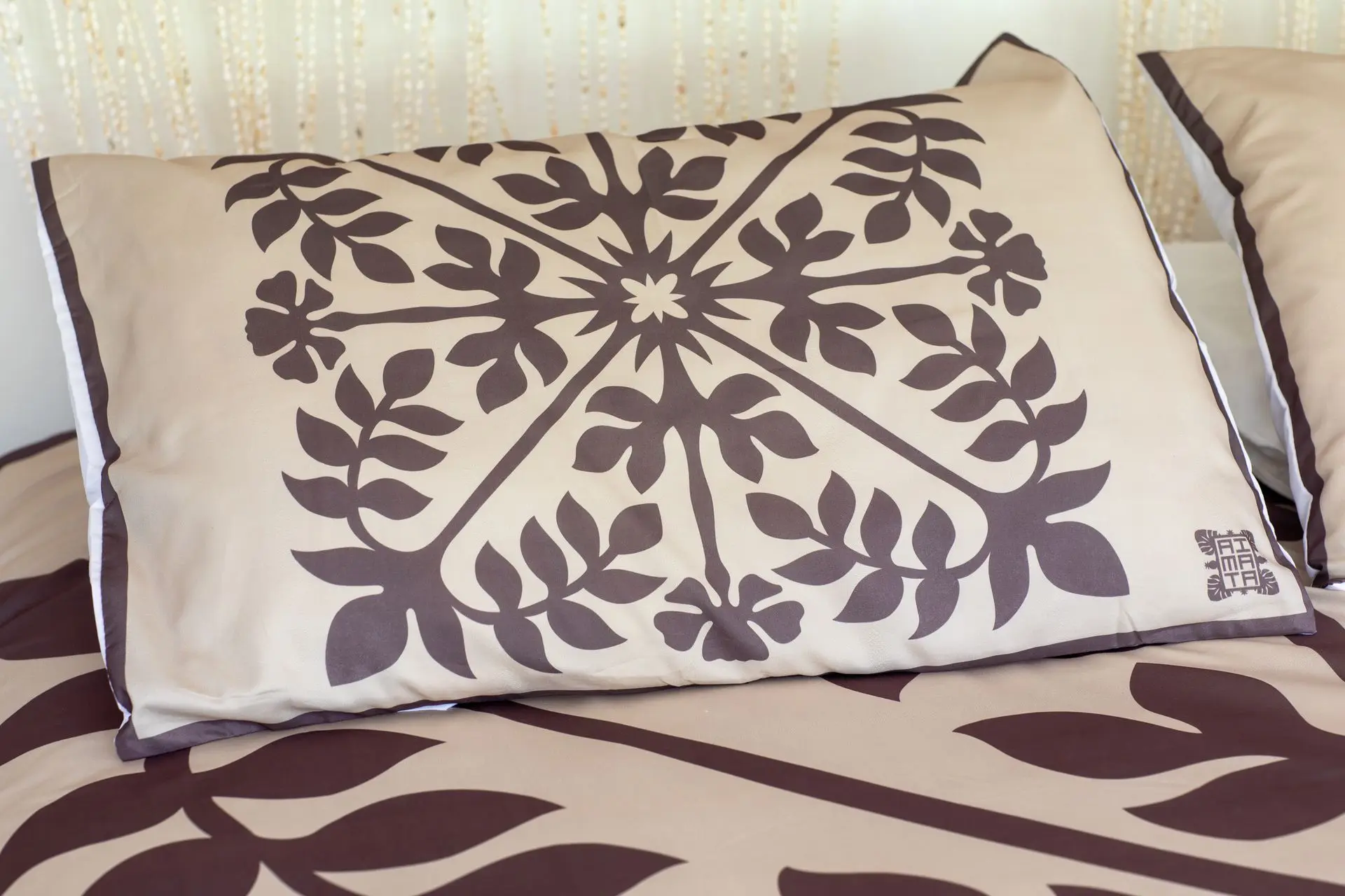 aimata-tahiti-collection-2026-bedsets-tipanie-brown-pillow.webp