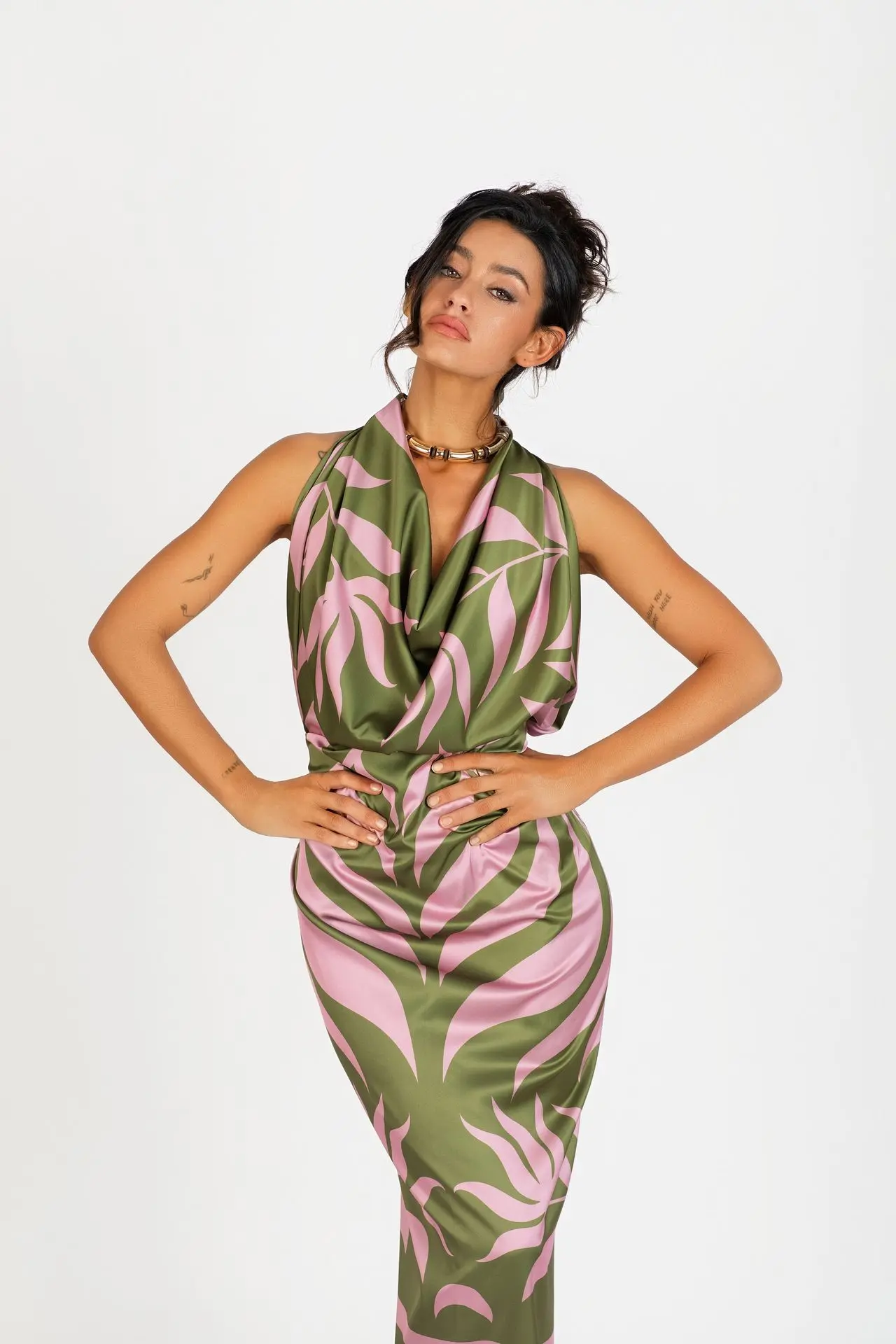 aimata-tahiti-collection-11-long-pareo-apetahi-green-and-pink-4.webp