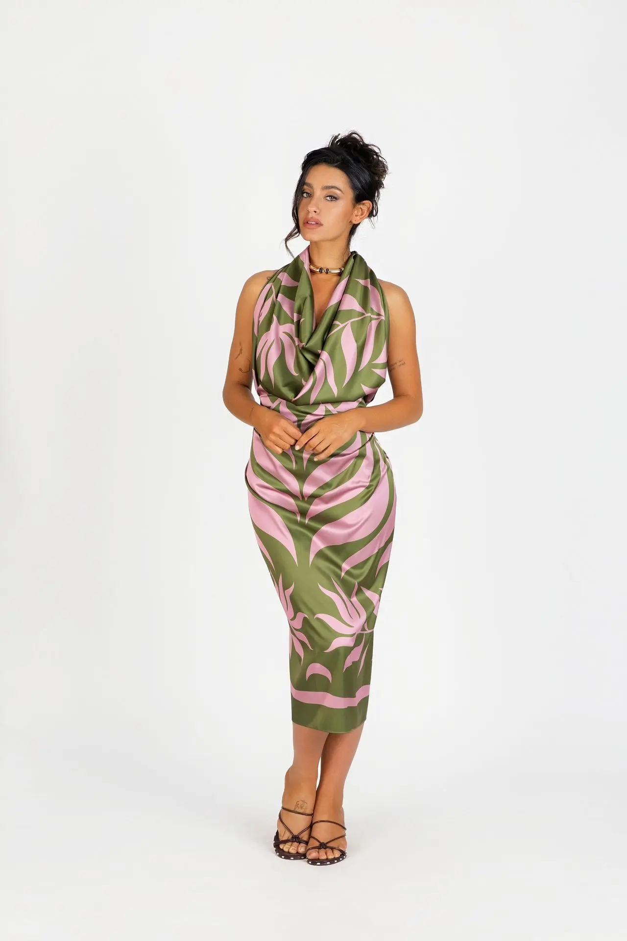aimata-tahiti-collection-11-long-pareo-apetahi-green-and-pink-2.webp