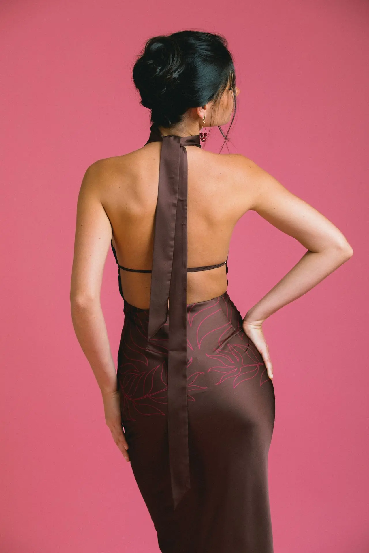 aimata-tahiti-summer-wardrobe-2026-long-dress-vaiata-brown-zoom-back.webp