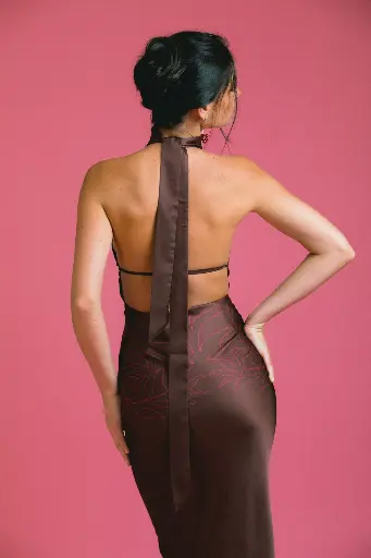 aimata-tahiti-summer-wardrobe-2026-long-dress-vaiata-brown-zoom-back.webp