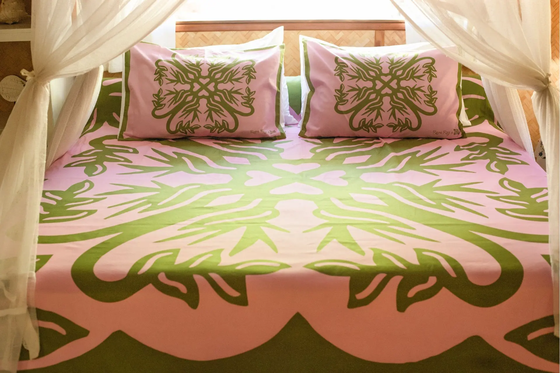 aimata-tahiti-collection-bedset-2026-opuhi-pink-green-1.webp