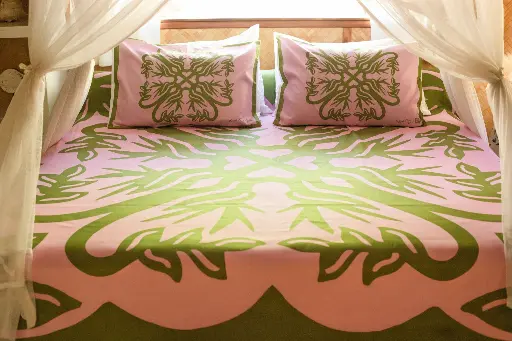 aimata-tahiti-collection-bedset-2026-opuhi-pink-green-1.webp