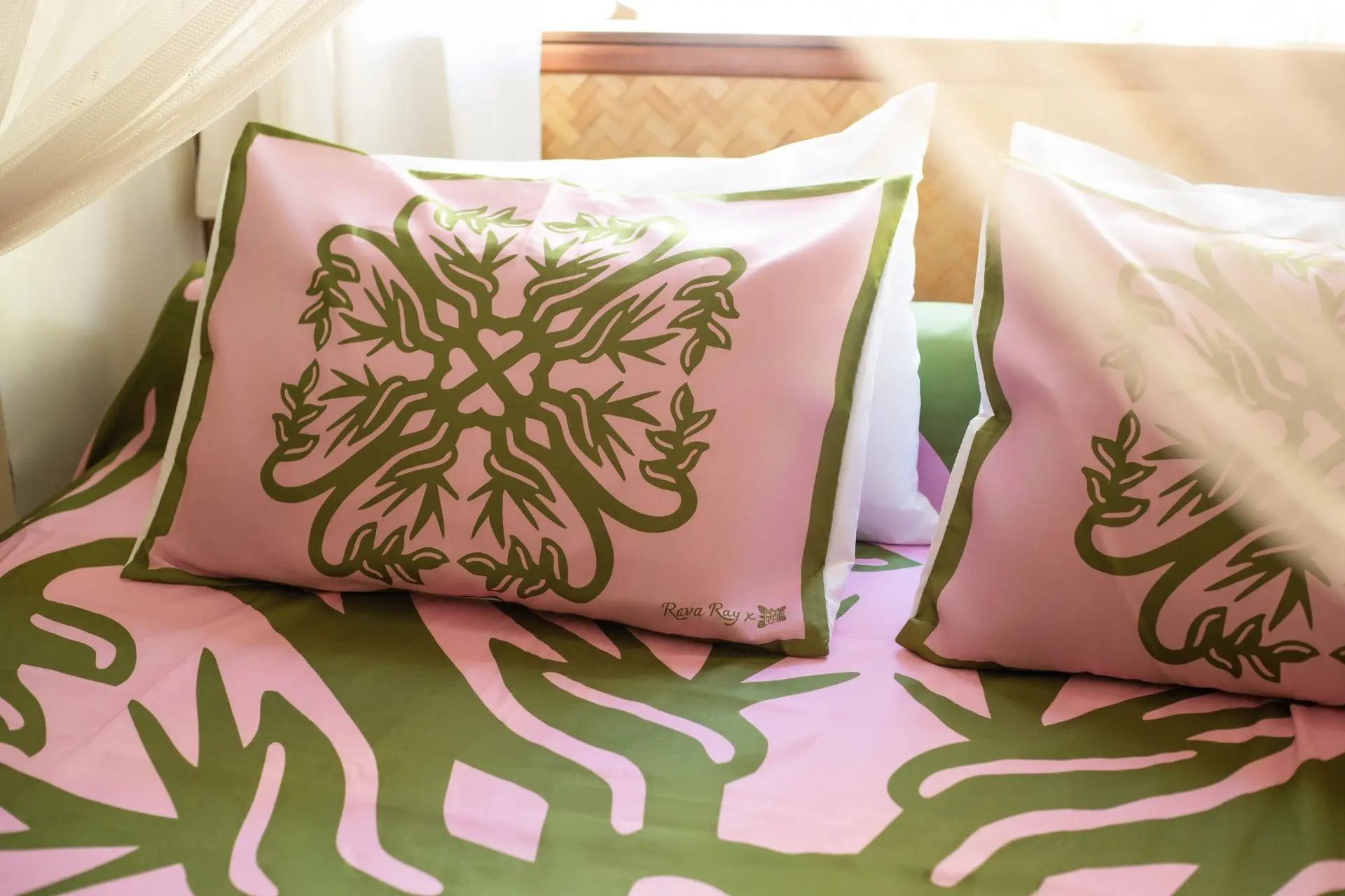 aimata-tahiti-collection-bedset-2026-opuhi-pink-green-2.webp