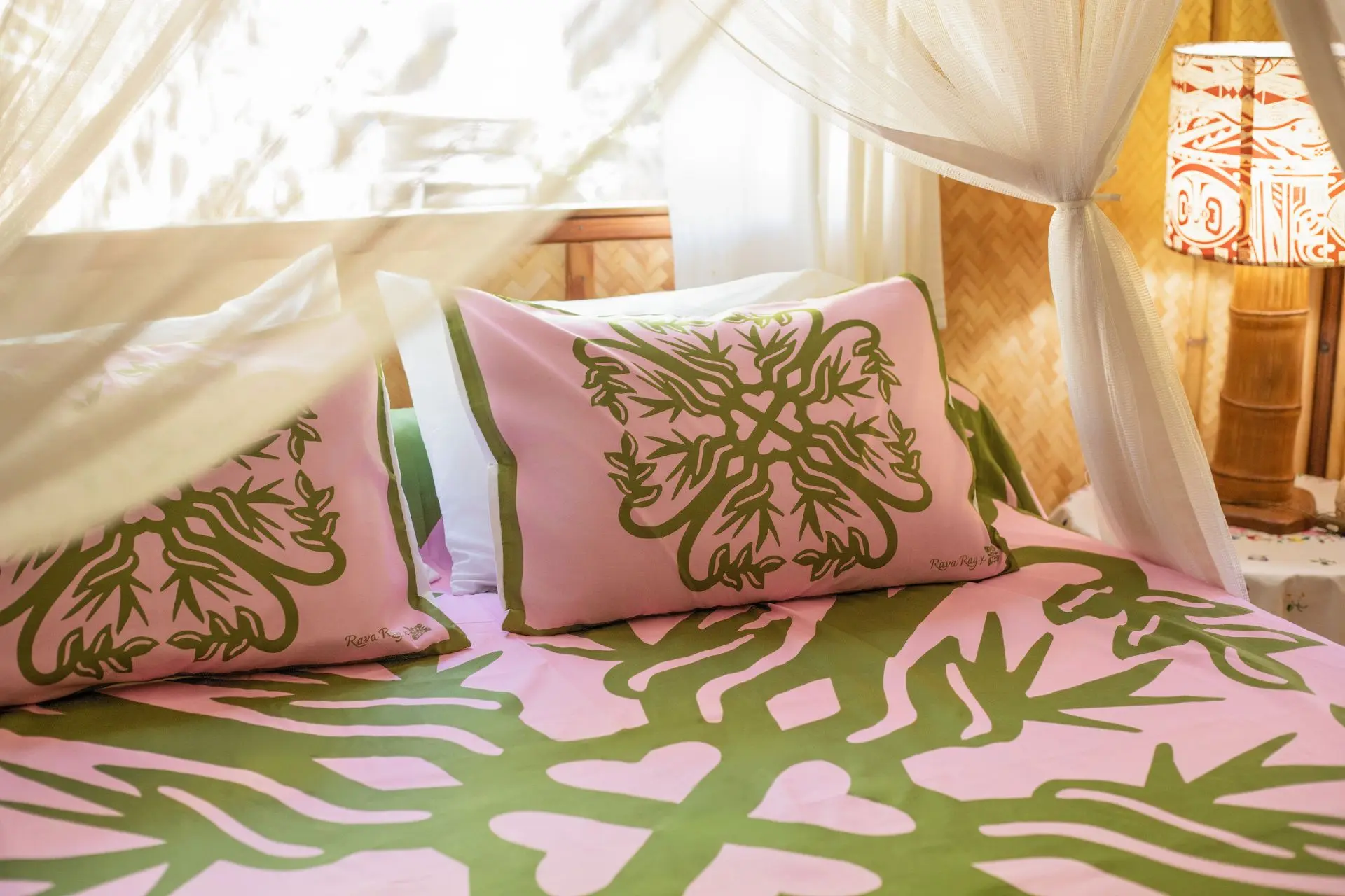 aimata-tahiti-collection-bedset-2026-opuhi-pink-green-4.webp