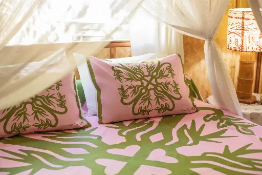 aimata-tahiti-collection-bedset-2026-opuhi-pink-green-4.webp