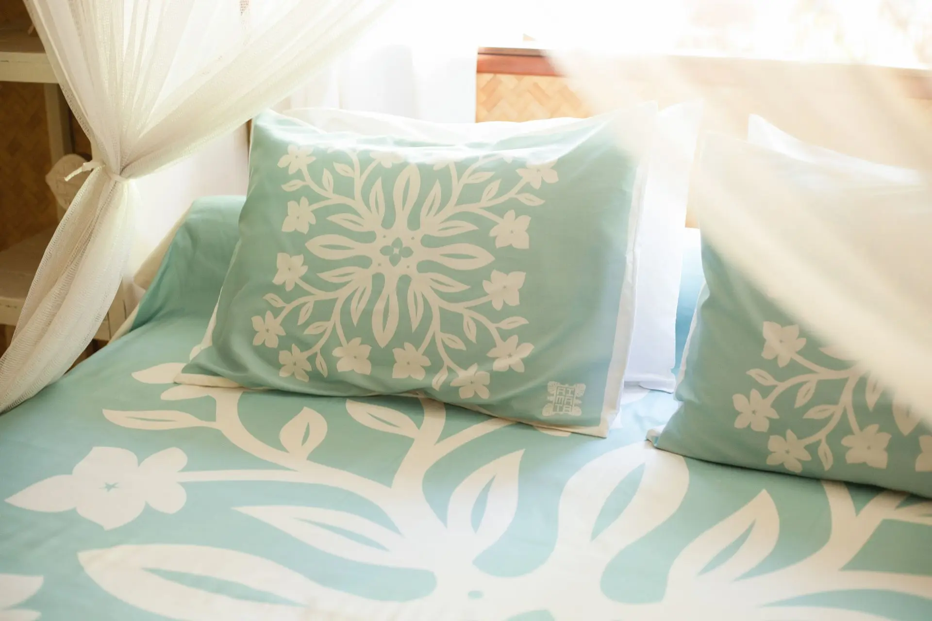 aimata-tahiti-collection-bedset-2026-tiare-blue-1.webp