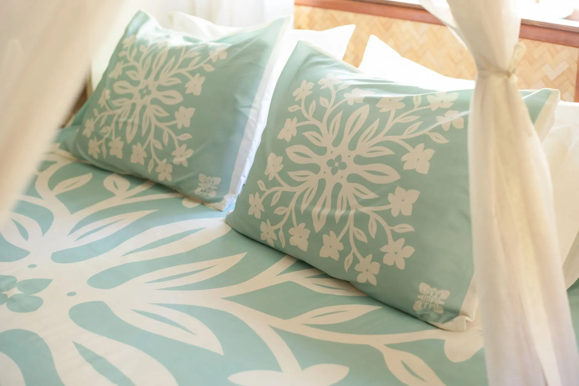 aimata-tahiti-collection-bedset-2026-tiare-blue-4.webp
